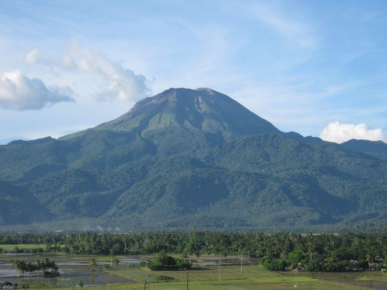 A Ilha Negros merece também a visita para ver o vulcão ativo Kanlaon, que fica a quase 2,5 mil metros de altitude