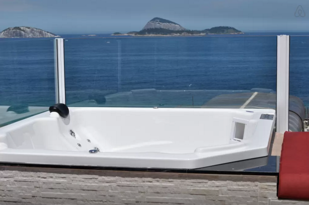 Aqui, nada de piscina! Uma jacuzzi é a atração desta cobertura