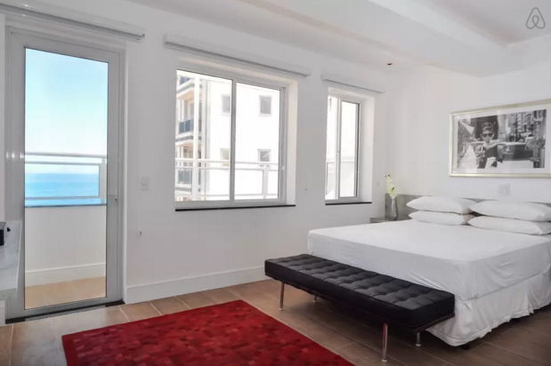 São quatro quartos e sete banheiros em 350 m². Repare na vista lateral para o mar!