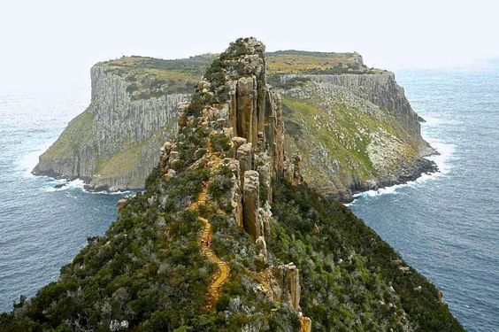 Ainda na Austrália, a Tasmania é um lugar que faz voltar no tempo e de beleza incrível que mistura paredões de rochas com parques com rios e mata selvagem que garantem vários tipos de trilhas e passeios