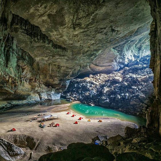 Há ainda o já conhecido labirinto de ilhotas Ha Long Bay e um dos maiores sistemas de cavernas do mundo no Parque Nacional de Phong Nha-Ke