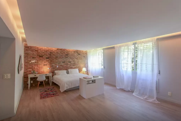 O apartamento tem quatro quartos e espaço para oito pessoas