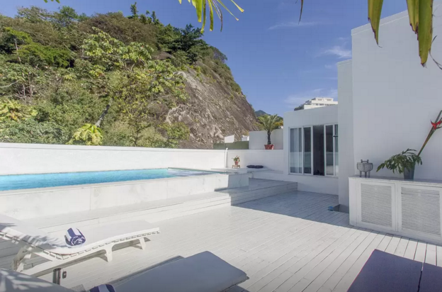 O prédio tem duas opções de vistas incríveis: o mar e a floresta