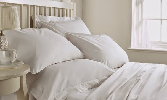 Esqueça os tecidos sintéticos na hora de dormir. O lençol de algodão consegue absorver melhor o suor noturno, te deixando mais sequinho e confortável