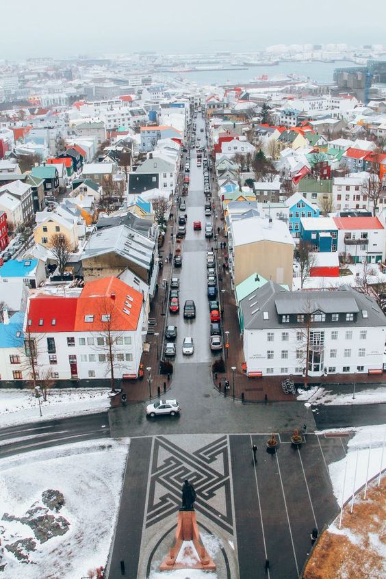 O que fazer: comece por Reykjavík, onde vive um terço dos habitante locais. Com o aumento do turismo, bares, restaurantes e baladas estão ganhando vida