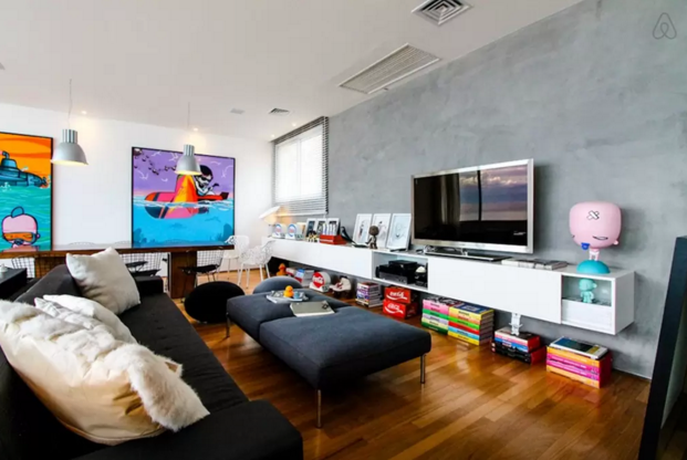 A decoração moderna e colorida é a marca desta cobertura