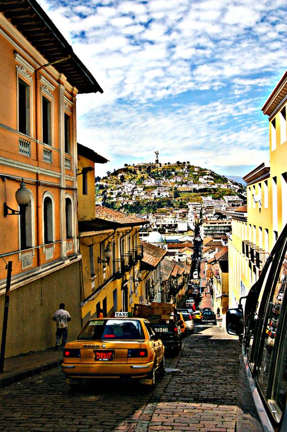 O que fazer no Equador: Quito, capital do país, se reinventou de olho no turismo e investiu 200 milhões de dólares (aproximadamente R$ 800 milhões) no restauro de construções históricas do século 16 no centro antigo. A região pode ser explorada andando ou a bordo dos ônibus de dois andares