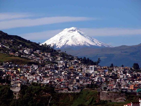 Na cidade, vale a visita ao teleférico para conferir o vulcão Pichincha. A vida noturna é mais agitada no sábado e no domingo, a maior parte das ruas é fechada para o tráfico de veículos dando espaço ao lazer
