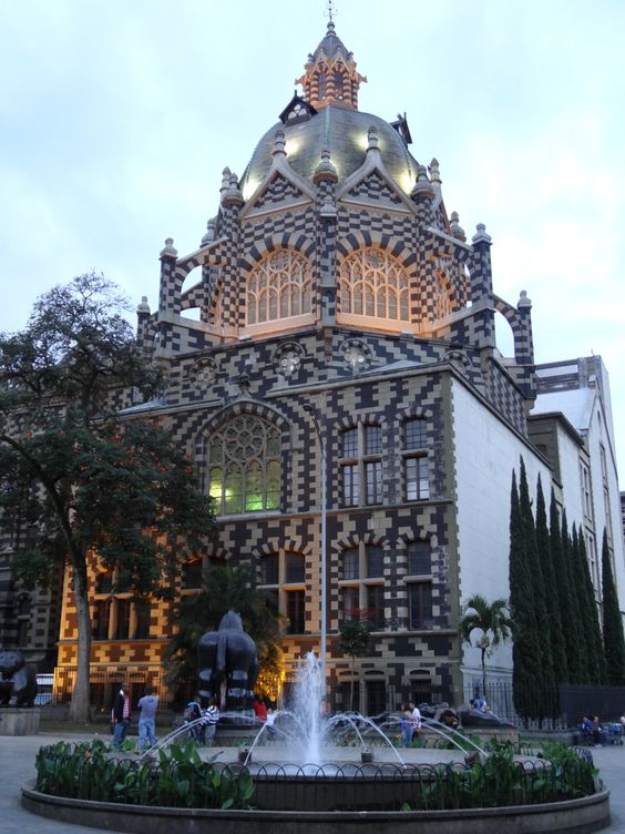 O que fazer na Colômbia: A cidade de Medellin, que era famosa pela violência causada pelo narcotráfico, é agora a segunda maior cidade da Colômbia cheia de energia, comércio, restaurantes e bares frequentados por locais e turistas. A renovação da cidade é vista em toda a arquitetura. Vá ao Parque Biblioteca España e ao Museu de Arte Moderna, que têm estrutura moderna e acervo admirado