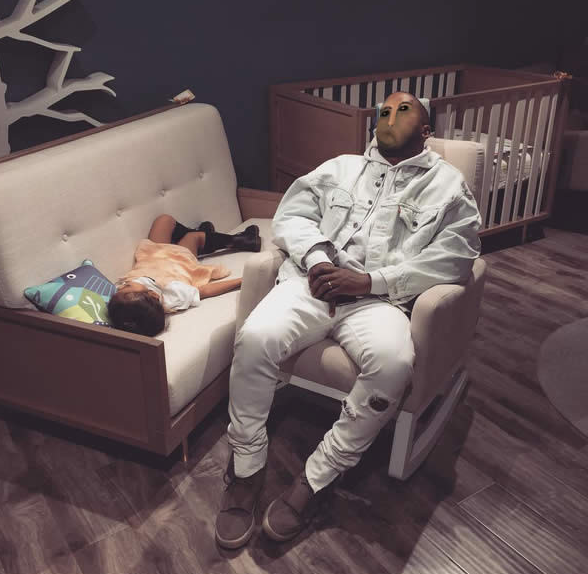 Quem nunca sentiu sono enquanto fazia compras? Kanye West foi flagrado pela própria mulher, Kim Kardashian, dando um cochilo maroto em uma loja de artigos para bebês. A socialite postou a foto e a internet se encarregou de fazer os memes. Veja os resultados.