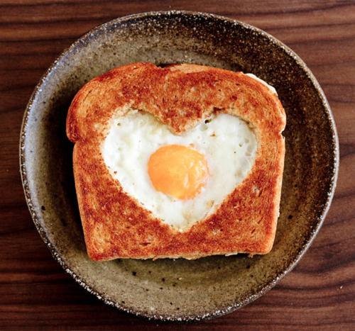 É isso mesmo. Os britânicos possuem um dia só para as torradas. O Twitter e o Instagram logo foram tomados pela hashtag #NationalToastDay mostrando as mais variadas formas de pães acompanhados por frutas, ovos, embutidos ou verduras. Embora a gente não reverencie tanto as torradas como eles, a galeria vale para abrir o apetite.