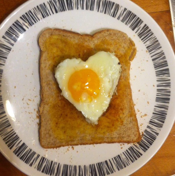 É isso mesmo. Os britânicos possuem um dia só para as torradas. O Twitter e o Instagram logo foram tomados pela hashtag #NationalToastDay mostrando as mais variadas formas de pães acompanhados por frutas, ovos, embutidos ou verduras. Embora a gente não reverencie tanto as torradas como eles, a galeria vale para abrir o apetite.