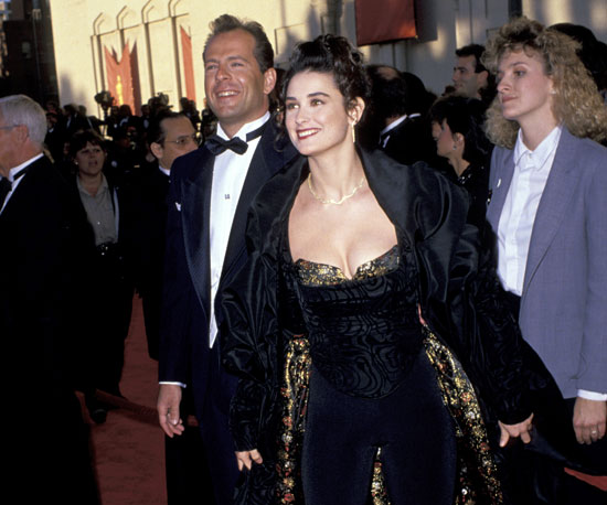 Bruce Willis e Demi Moore, que ainda eram casados, chegam juntos para a cerimônia há exatos 27 anos