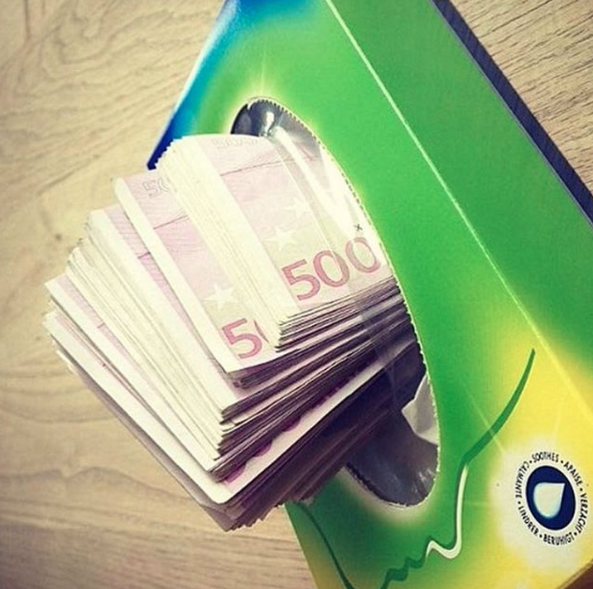 Na conta @richkidslondon, jovens ricos e intocáveis da capital britânica esfregam suas vidas luxuosas na cara dos mais de 46 mil seguidores e meros mortais.