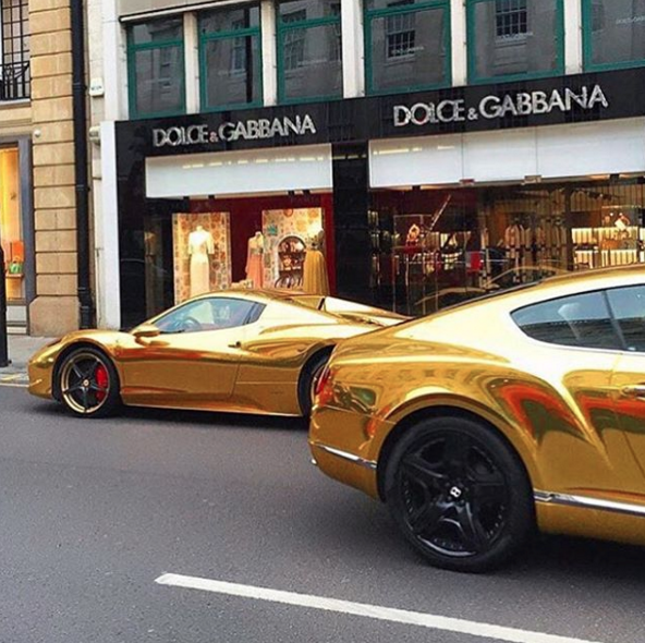 Na conta @richkidslondon, jovens ricos e intocáveis da capital britânica esfregam suas vidas luxuosas na cara dos mais de 46 mil seguidores e meros mortais.