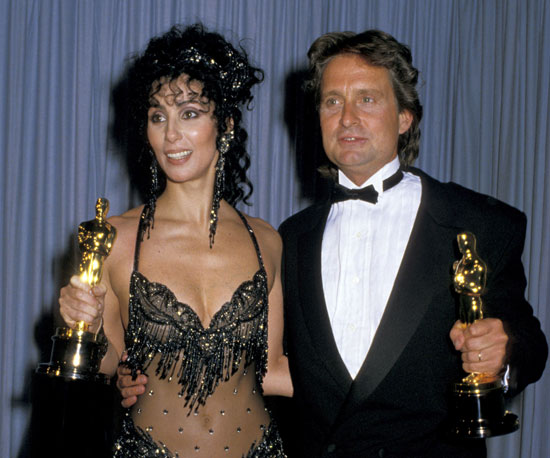 Cher e Michael Douglas comemoram a vitória após a premiação