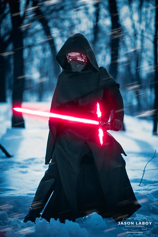 Quem faz cosplay gosta de recriar com detalhes o figurino do seu personagem favorito. Pois Nixie Sweet e Fenix Ember levaram a sério o desafio de recriar a batalha de Rey e Kylo Ren em Star Wars - O Despertar da Força. É claro que os lightsabers foram colocados com a ajuda do Photoshop pelo fotógrafo Jason LaBoy, a customização das roupas, expressões e a coragem de enfrentar a neve são méritos dos cosplayers.