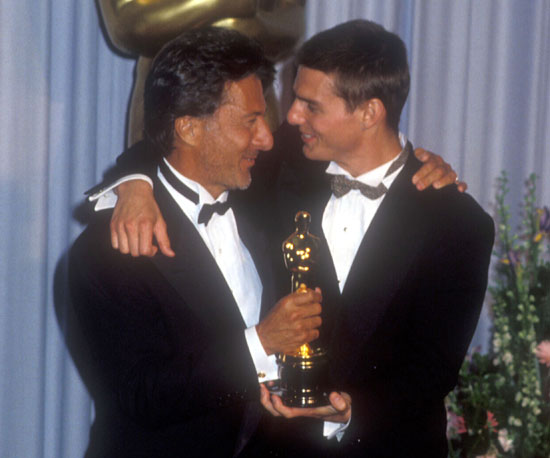 Dustin Hoffman comemora a estatueta de Melhor Ator pelo filme 'Encontro de Irmãos' com Tom Cruise, coadjuvante do longa