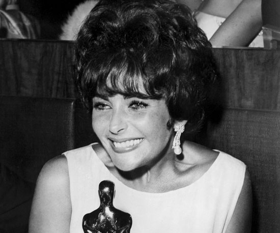 Elizabeth Taylor comemora vitória como Melhor Atriz por 'Disque Butterfield 8'