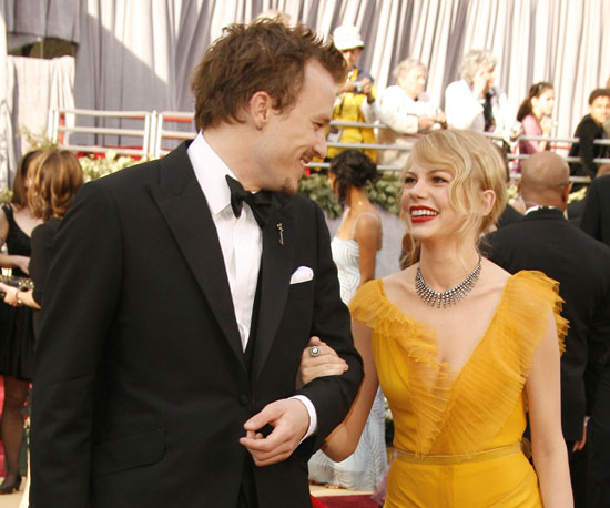O ator Heath Ledger, que morreu em 2008, chega à premiação com a esposa, a atriz Michelle Williams