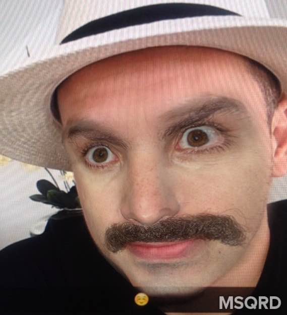 Quem aparece com bigode de Borat nesta imagem? Acertou se respondeu Wesley Safadão.