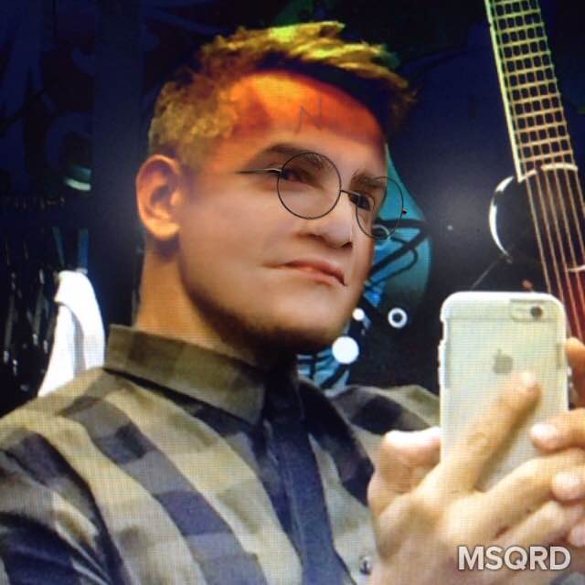 É um apresentador. Ainda não sabe? Otaviano Costa como o bruxo Harry Potter.