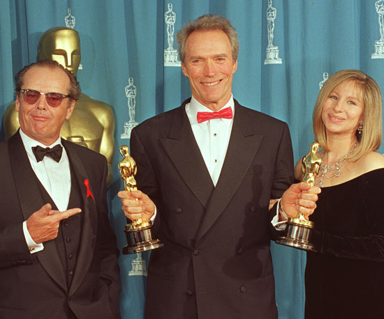 Jack Nicholson e Barbra Streisand comemoram com Clint Eastwood suas duas estatuetas por 'Os Imperdoáveis'