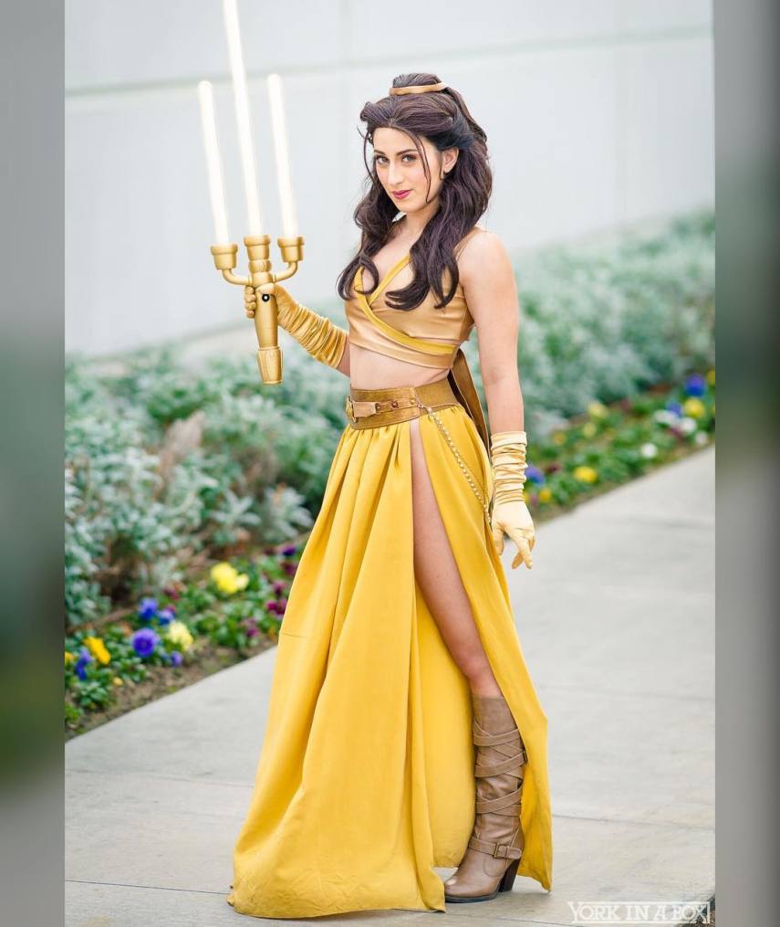 Fã de Star Wars e de personagens da Disney, Elizabeth Rage resolveu fazer uma mistura na hora de criar suas fantasias para eventos geek. A cosplayer, que mora em Los Angeles, nos Estados Unidos, já criou várias versões da Princesa Leia, assim como princesas das Disney, como Bela e Jasmine. Nesta versão, ela misturou elementos do biquíni da Princesa Leia Escrava e O Retorno do Jedi com a namorada de Aladdin. Em outras fantasias ligadas ao tema, Elizabeth também já encarnou a Princesa Leia com um belo vestido branco e a jedi Belle, heroína da versão animada da saga.