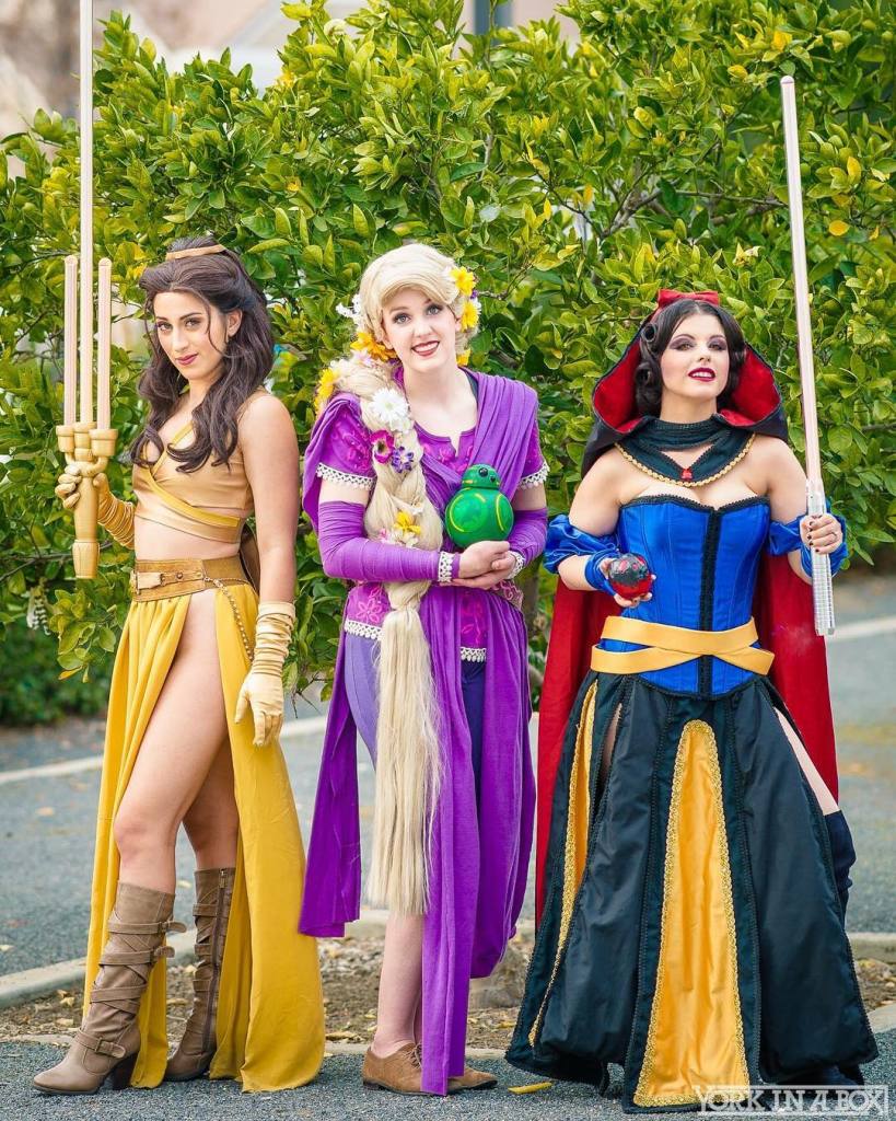 Fã de Star Wars e de personagens da Disney, Elizabeth Rage resolveu fazer uma mistura na hora de criar suas fantasias para eventos geek. A cosplayer, que mora em Los Angeles, nos Estados Unidos, já criou várias versões da Princesa Leia, assim como princesas das Disney, como Bela e Jasmine. Nesta versão, ela misturou elementos do biquíni da Princesa Leia Escrava e O Retorno do Jedi com a namorada de Aladdin. Em outras fantasias ligadas ao tema, Elizabeth também já encarnou a Princesa Leia com um belo vestido branco e a jedi Belle, heroína da versão animada da saga.