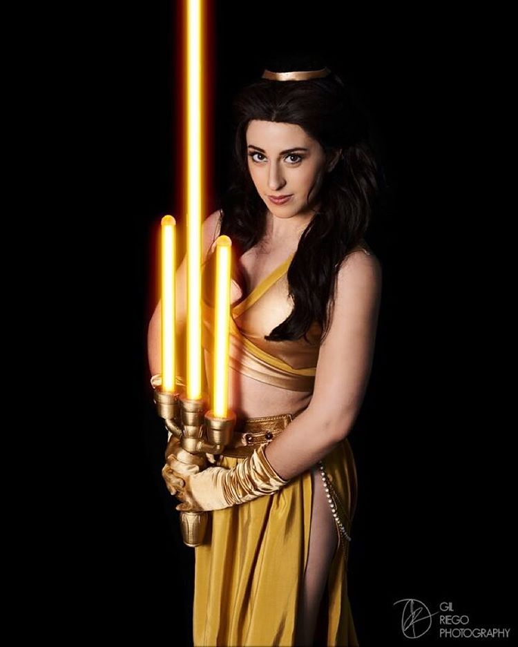Fã de Star Wars e de personagens da Disney, Elizabeth Rage resolveu fazer uma mistura na hora de criar suas fantasias para eventos geek. A cosplayer, que mora em Los Angeles, nos Estados Unidos, já criou várias versões da Princesa Leia, assim como princesas das Disney, como Bela e Jasmine. Nesta versão, ela misturou elementos do biquíni da Princesa Leia Escrava e O Retorno do Jedi com a namorada de Aladdin. Em outras fantasias ligadas ao tema, Elizabeth também já encarnou a Princesa Leia com um belo vestido branco e a jedi Belle, heroína da versão animada da saga.