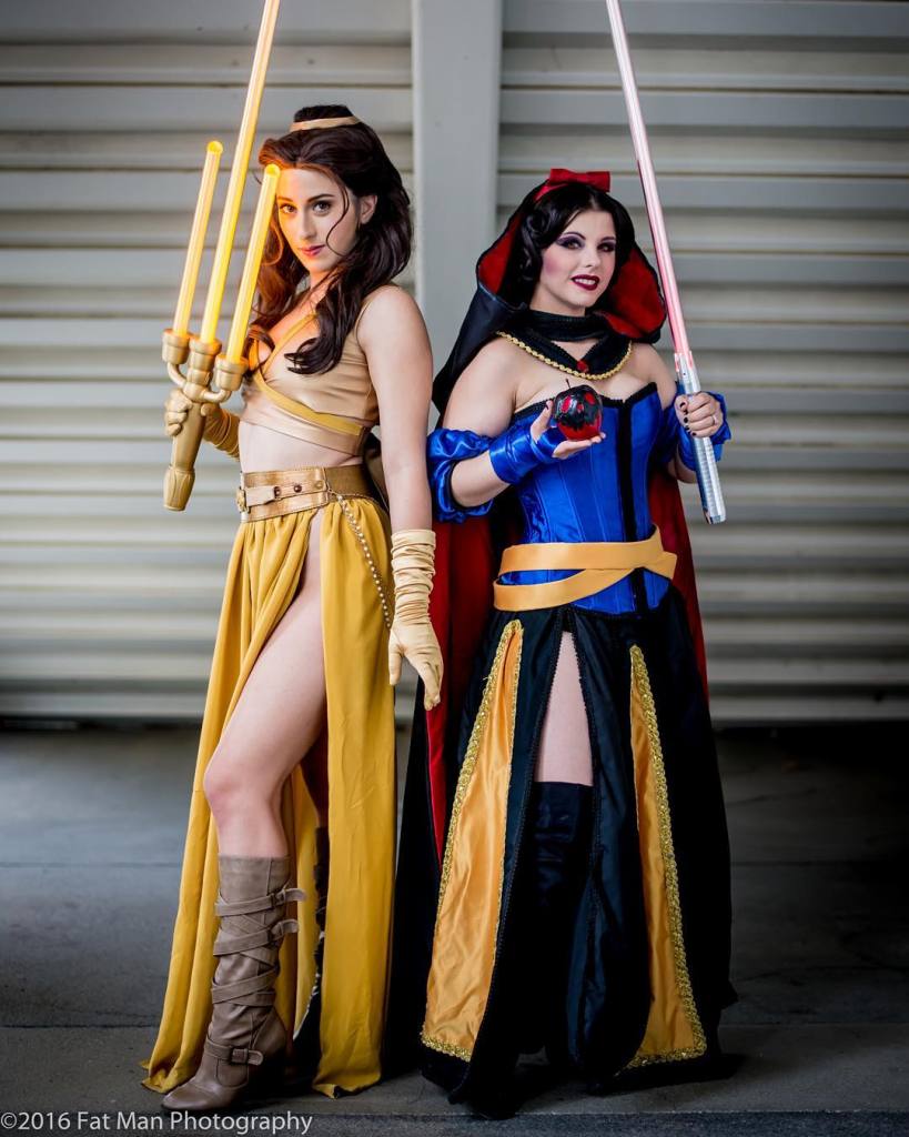 Fã de Star Wars e de personagens da Disney, Elizabeth Rage resolveu fazer uma mistura na hora de criar suas fantasias para eventos geek. A cosplayer, que mora em Los Angeles, nos Estados Unidos, já criou várias versões da Princesa Leia, assim como princesas das Disney, como Bela e Jasmine. Nesta versão, ela misturou elementos do biquíni da Princesa Leia Escrava e O Retorno do Jedi com a namorada de Aladdin. Em outras fantasias ligadas ao tema, Elizabeth também já encarnou a Princesa Leia com um belo vestido branco e a jedi Belle, heroína da versão animada da saga.