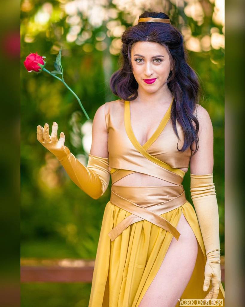 Fã de Star Wars e de personagens da Disney, Elizabeth Rage resolveu fazer uma mistura na hora de criar suas fantasias para eventos geek. A cosplayer, que mora em Los Angeles, nos Estados Unidos, já criou várias versões da Princesa Leia, assim como princesas das Disney, como Bela e Jasmine. Nesta versão, ela misturou elementos do biquíni da Princesa Leia Escrava e O Retorno do Jedi com a namorada de Aladdin. Em outras fantasias ligadas ao tema, Elizabeth também já encarnou a Princesa Leia com um belo vestido branco e a jedi Belle, heroína da versão animada da saga.
