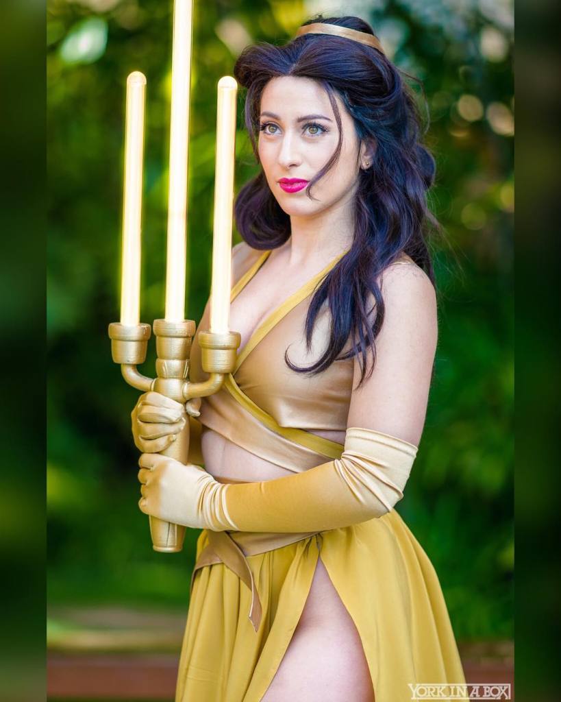 Fã de Star Wars e de personagens da Disney, Elizabeth Rage resolveu fazer uma mistura na hora de criar suas fantasias para eventos geek. A cosplayer, que mora em Los Angeles, nos Estados Unidos, já criou várias versões da Princesa Leia, assim como princesas das Disney, como Bela e Jasmine. Nesta versão, ela misturou elementos do biquíni da Princesa Leia Escrava e O Retorno do Jedi com a namorada de Aladdin. Em outras fantasias ligadas ao tema, Elizabeth também já encarnou a Princesa Leia com um belo vestido branco e a jedi Belle, heroína da versão animada da saga.