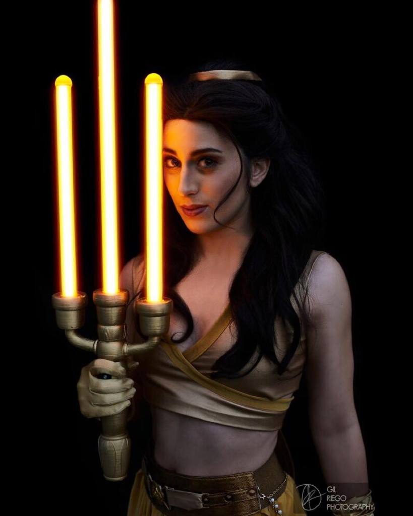 Fã de Star Wars e de personagens da Disney, Elizabeth Rage resolveu fazer uma mistura na hora de criar suas fantasias para eventos geek. A cosplayer, que mora em Los Angeles, nos Estados Unidos, já criou várias versões da Princesa Leia, assim como princesas das Disney, como Bela e Jasmine. Nesta versão, ela misturou elementos do biquíni da Princesa Leia Escrava e O Retorno do Jedi com a namorada de Aladdin. Em outras fantasias ligadas ao tema, Elizabeth também já encarnou a Princesa Leia com um belo vestido branco e a jedi Belle, heroína da versão animada da saga.