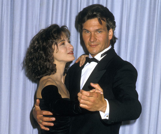 Jennifer Grey e Patrick Swayze (um dos melhores casais da ficção de todos os tempos!) posam juntos para comemorar o Oscar de Melhor Canção que (I've Had) The Time Of My Life levou por 'Dirty Dancing' <3