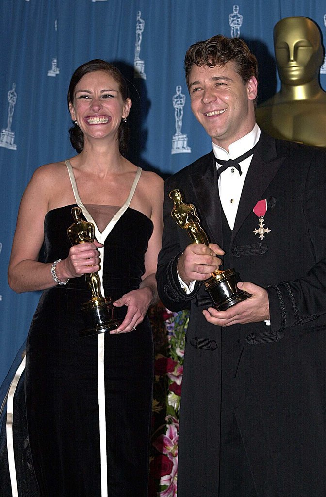 Juntos, Julia Roberts, Melhor Atriz por 'Erin Brockovich' e Russell Crowe por 'Gladiador' comemoram suas vitórias como os melhores atores da noite