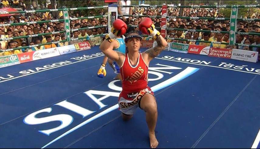 Em 2012, ela vendeu tudo o que tinha no Brasil e decidiu viver em Bangkok, onde conseguiu mais apoio para a carreira no esporte