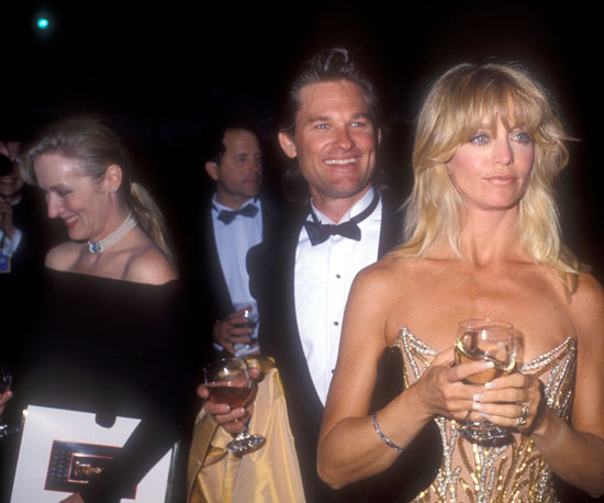 Kurt Russell, Goldie Hawn e Meryl Streep ao fundo na festa pós-Oscar