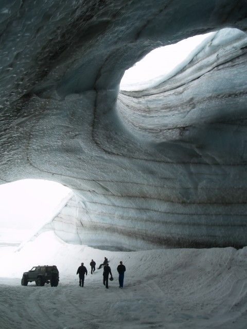 Um pouco distante dali, vá ao Parque Nacional Thingvellir onde se mergulha no maior lago do país que de tão cristalino é possível ver a vários metros de distância. Outra atração imperdível é a caverna de gelo de Langjökull, a segunda maior da Europa. Ela foi construída pelo homem em gelo azul que parece vidro. Incrível, não?