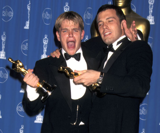 Os amigos, atores e roteiristas Matt Damon e Ben Affleck comemoram o Oscar de Melhor Roteiro Original por 'Gênio Indomável'