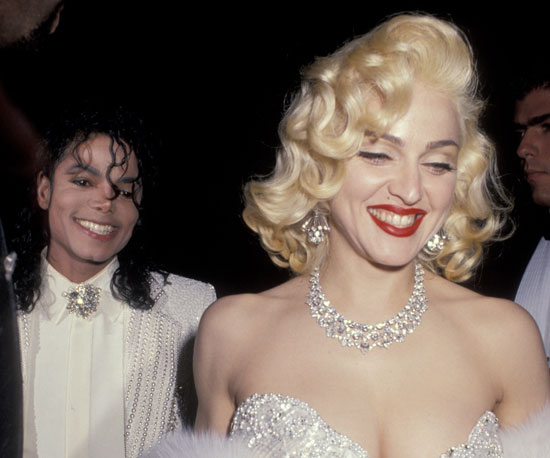 Michael Jackson e Madonna (fantasiada de Marilyn Monroe, né?) chegam juntos ao Oscar