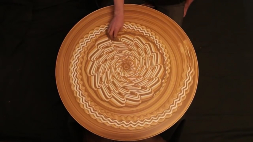 Russo usa modelador de argila para criar padrões hipnotizantes
