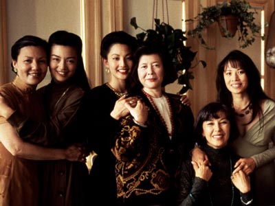 A emocionante história de quatro chinesas que nasceram nos Estados Unidos e procuram entender suas mães, nascidas na China Feudal, é tocante, mas infelizmente não foi suficiente para o Oscar.