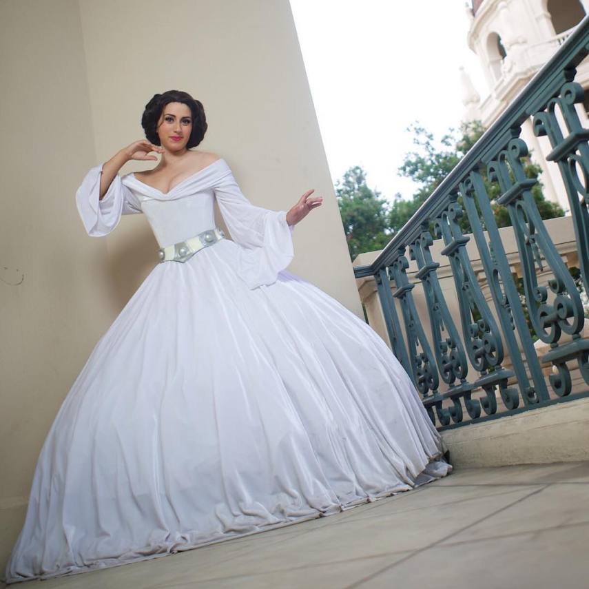 Fã de Star Wars e de personagens da Disney, Elizabeth Rage resolveu fazer uma mistura na hora de criar suas fantasias para eventos geek. A cosplayer, que mora em Los Angeles, nos Estados Unidos, já criou várias versões da Princesa Leia, assim como princesas das Disney, como Bela e Jasmine. Nesta versão, ela misturou elementos do biquíni da Princesa Leia Escrava e O Retorno do Jedi com a namorada de Aladdin. Em outras fantasias ligadas ao tema, Elizabeth também já encarnou a Princesa Leia com um belo vestido branco e a jedi Belle, heroína da versão animada da saga.