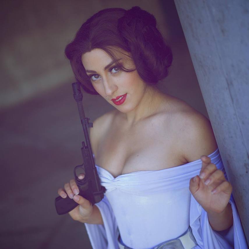 Fã de Star Wars e de personagens da Disney, Elizabeth Rage resolveu fazer uma mistura na hora de criar suas fantasias para eventos geek. A cosplayer, que mora em Los Angeles, nos Estados Unidos, já criou várias versões da Princesa Leia, assim como princesas das Disney, como Bela e Jasmine. Nesta versão, ela misturou elementos do biquíni da Princesa Leia Escrava e O Retorno do Jedi com a namorada de Aladdin. Em outras fantasias ligadas ao tema, Elizabeth também já encarnou a Princesa Leia com um belo vestido branco e a jedi Belle, heroína da versão animada da saga.