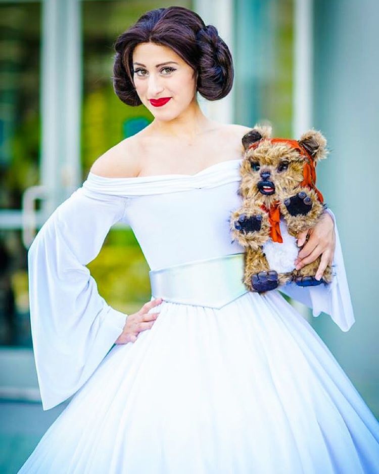 Fã de Star Wars e de personagens da Disney, Elizabeth Rage resolveu fazer uma mistura na hora de criar suas fantasias para eventos geek. A cosplayer, que mora em Los Angeles, nos Estados Unidos, já criou várias versões da Princesa Leia, assim como princesas das Disney, como Bela e Jasmine. Nesta versão, ela misturou elementos do biquíni da Princesa Leia Escrava e O Retorno do Jedi com a namorada de Aladdin. Em outras fantasias ligadas ao tema, Elizabeth também já encarnou a Princesa Leia com um belo vestido branco e a jedi Belle, heroína da versão animada da saga.