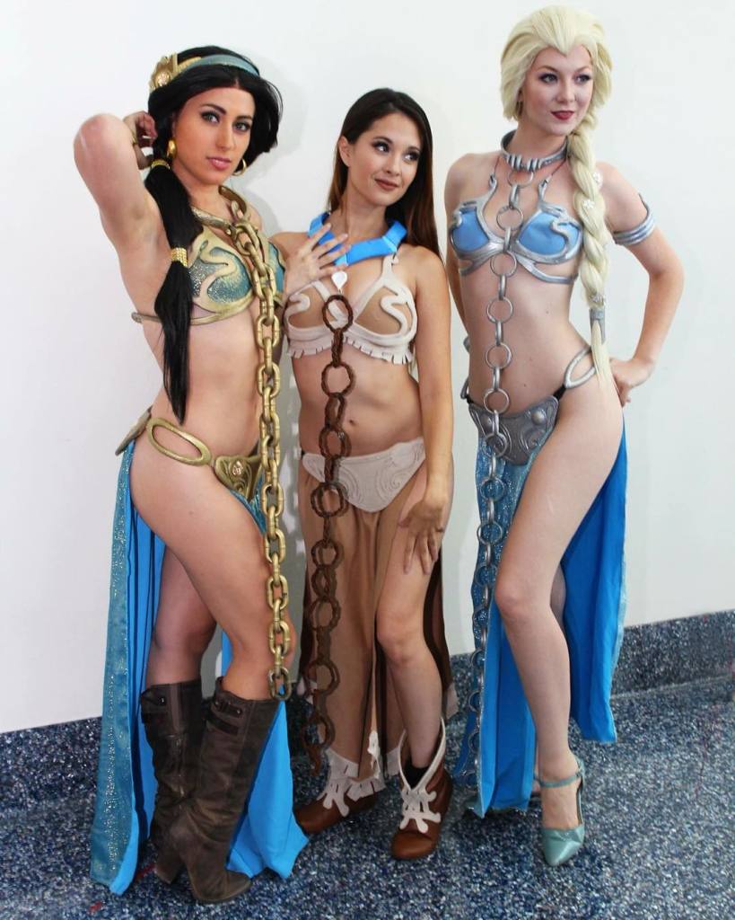 Fã de Star Wars e de personagens da Disney, Elizabeth Rage resolveu fazer uma mistura na hora de criar suas fantasias para eventos geek. A cosplayer, que mora em Los Angeles, nos Estados Unidos, já criou várias versões da Princesa Leia, assim como princesas das Disney, como Bela e Jasmine. Nesta versão, ela misturou elementos do biquíni da Princesa Leia Escrava e O Retorno do Jedi com a namorada de Aladdin. Em outras fantasias ligadas ao tema, Elizabeth também já encarnou a Princesa Leia com um belo vestido branco e a jedi Belle, heroína da versão animada da saga.