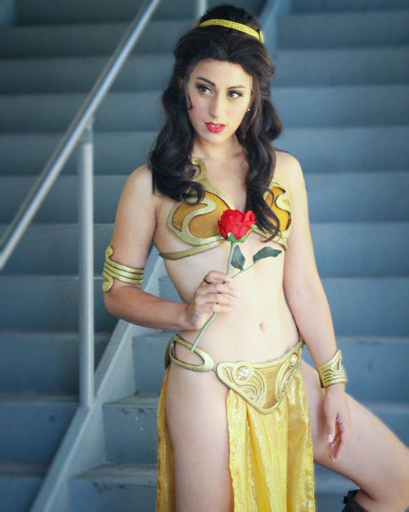 Fã de Star Wars e de personagens da Disney, Elizabeth Rage resolveu fazer uma mistura na hora de criar suas fantasias para eventos geek. A cosplayer, que mora em Los Angeles, nos Estados Unidos, já criou várias versões da Princesa Leia, assim como princesas das Disney, como Bela e Jasmine. Nesta versão, ela misturou elementos do biquíni da Princesa Leia Escrava e O Retorno do Jedi com a namorada de Aladdin. Em outras fantasias ligadas ao tema, Elizabeth também já encarnou a Princesa Leia com um belo vestido branco e a jedi Belle, heroína da versão animada da saga.