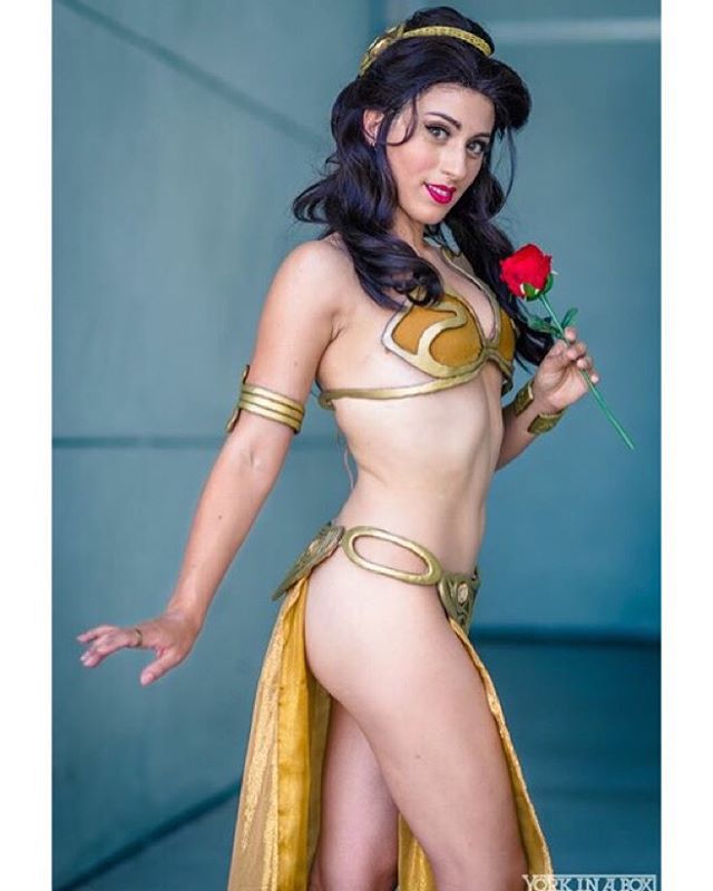 Fã de Star Wars e de personagens da Disney, Elizabeth Rage resolveu fazer uma mistura na hora de criar suas fantasias para eventos geek. A cosplayer, que mora em Los Angeles, nos Estados Unidos, já criou várias versões da Princesa Leia, assim como princesas das Disney, como Bela e Jasmine. Nesta versão, ela misturou elementos do biquíni da Princesa Leia Escrava e O Retorno do Jedi com a namorada de Aladdin. Em outras fantasias ligadas ao tema, Elizabeth também já encarnou a Princesa Leia com um belo vestido branco e a jedi Belle, heroína da versão animada da saga.