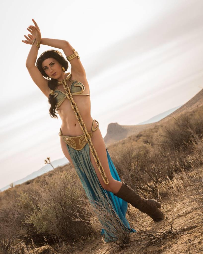 Fã de Star Wars e de personagens da Disney, Elizabeth Rage resolveu fazer uma mistura na hora de criar suas fantasias para eventos geek. A cosplayer, que mora em Los Angeles, nos Estados Unidos, já criou várias versões da Princesa Leia, assim como princesas das Disney, como Bela e Jasmine. Nesta versão, ela misturou elementos do biquíni da Princesa Leia Escrava e O Retorno do Jedi com a namorada de Aladdin. Em outras fantasias ligadas ao tema, Elizabeth também já encarnou a Princesa Leia com um belo vestido branco e a jedi Belle, heroína da versão animada da saga.